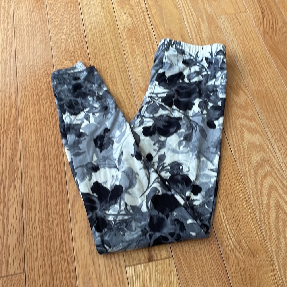 Gorgeous boutique leggings- women OS black and white flowers. So soft!